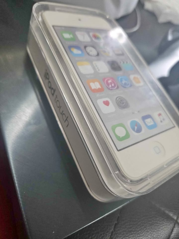 New in box - Apple ipod touch 6th gen