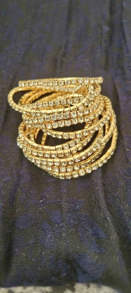 Elegant Set of 12 Elastic Rhinestone Stretch Bracelets🤎🤎