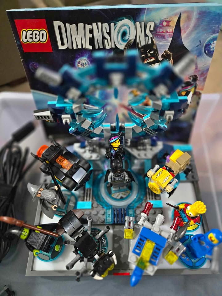 Lego Dimensions PS4 base portal + 6 Lego figures/ 4 vehicles.