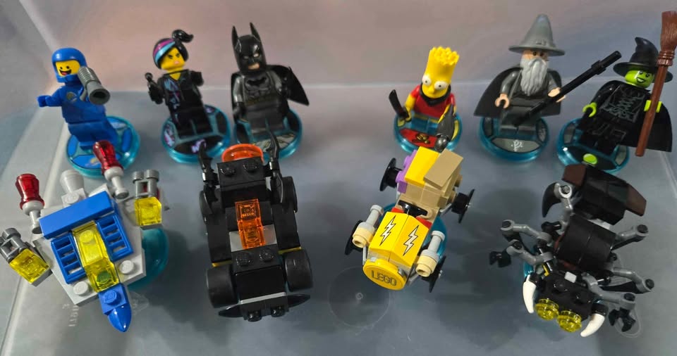 Lego Dimensions PS4 base portal + 6 Lego figures/ 4 vehicles. - photo 2