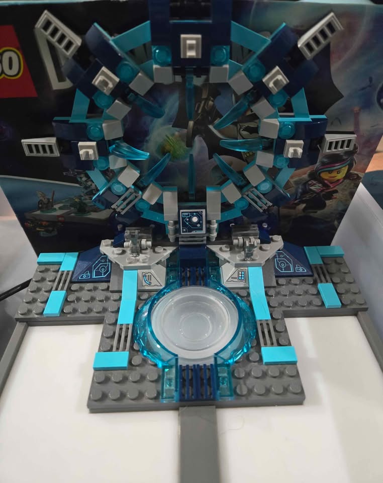 Lego Dimensions PS4 base portal + 6 Lego figures/ 4 vehicles. - photo 3