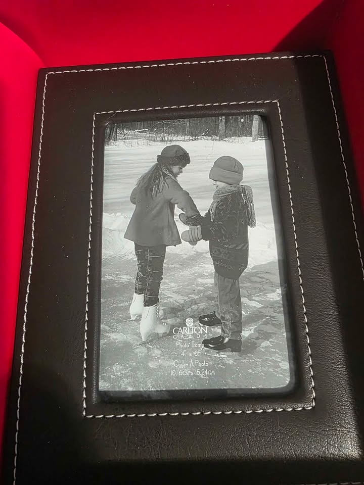 $10 Pick Up Markham & Eglinton Black Photo Album & Frame - photo 2
