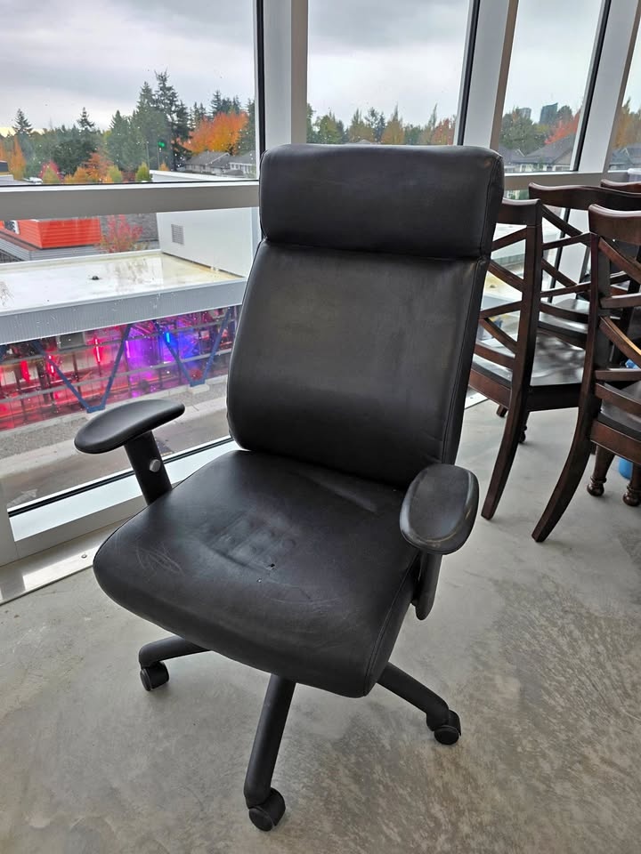 🖤 Large Black Leather Office Chair – Adjustable & Comfortable! 💼