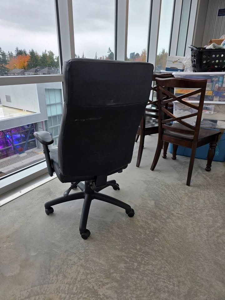 🖤 Large Black Leather Office Chair – Adjustable & Comfortable! 💼 - photo 2