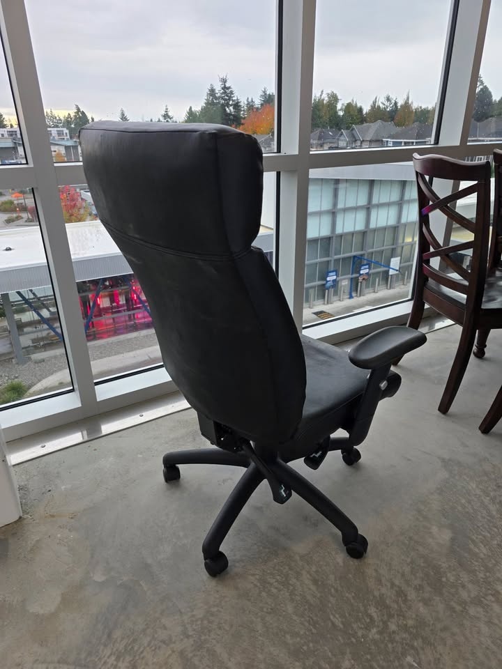 🖤 Large Black Leather Office Chair – Adjustable & Comfortable! 💼 - photo 3