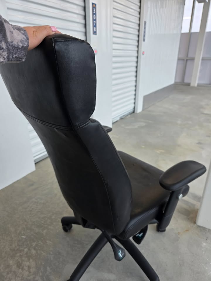 🖤 Large Black Leather Office Chair – Adjustable & Comfortable! 💼 - photo 5