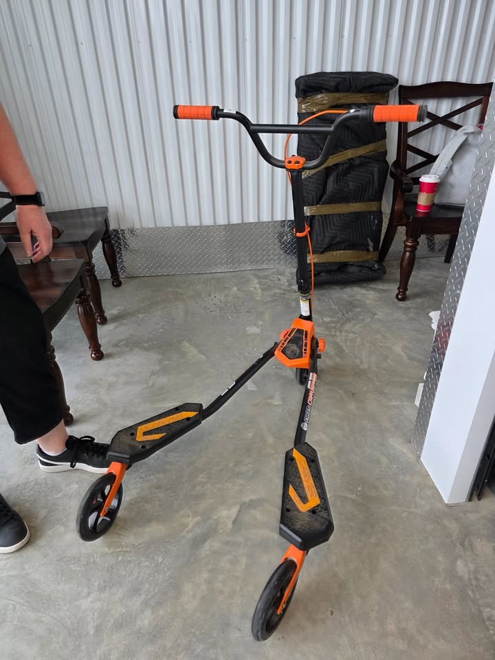 Fiker Scooter – Unique 3-Wheel Design! - photo 2