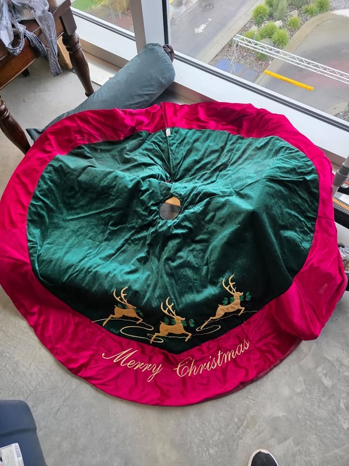🎄 HUGE Christmas Décor Bundle – 4 x 110L Totes FULL! 🎄 - photo 2