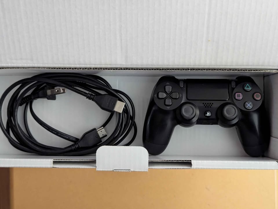 CIB PlayStation 4 Pro 1TB - photo 4