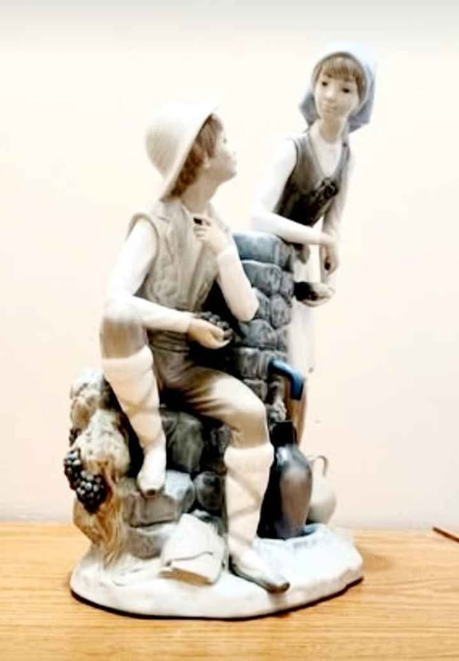 Vtg. Tall Handmade Lladro Large Grape Tasters Statue - photo 3