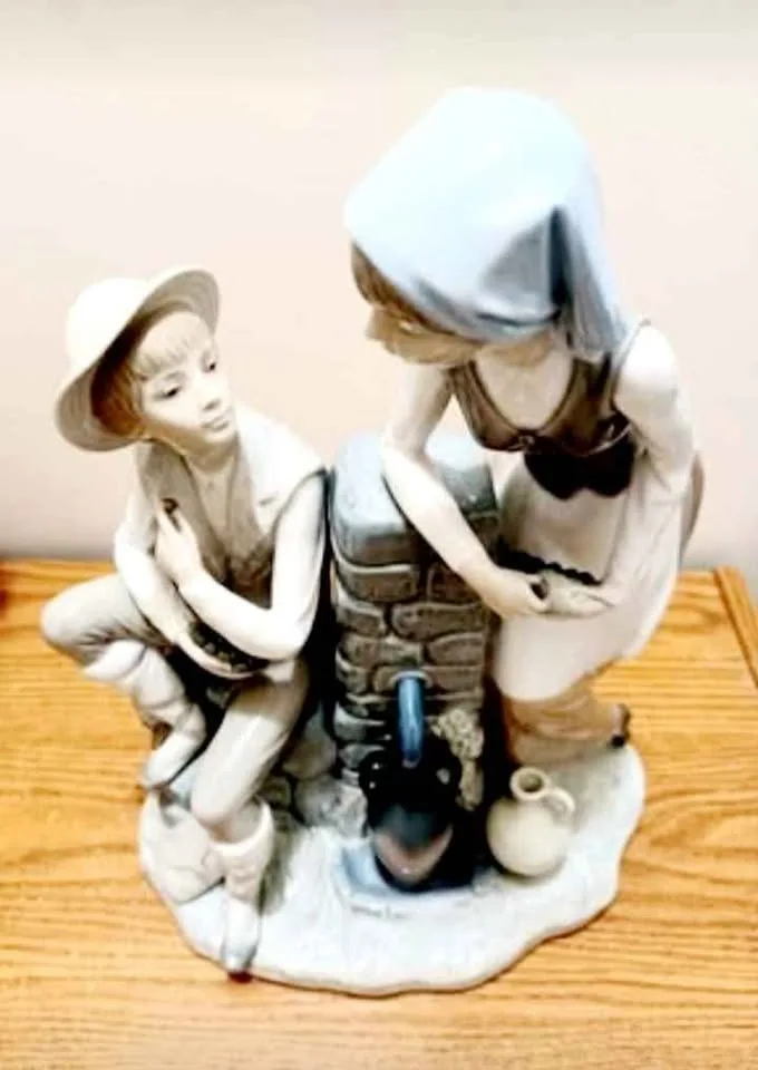 Vtg. Tall Handmade Lladro Large Grape Tasters Statue image indicator(7)