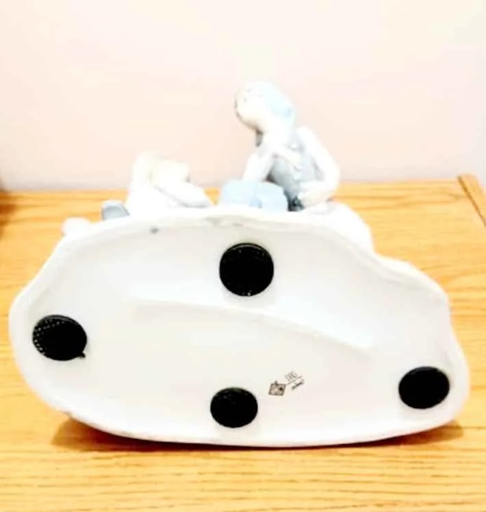 Vtg. Tall Handmade Lladro Large Grape Tasters Statue image indicator(8)