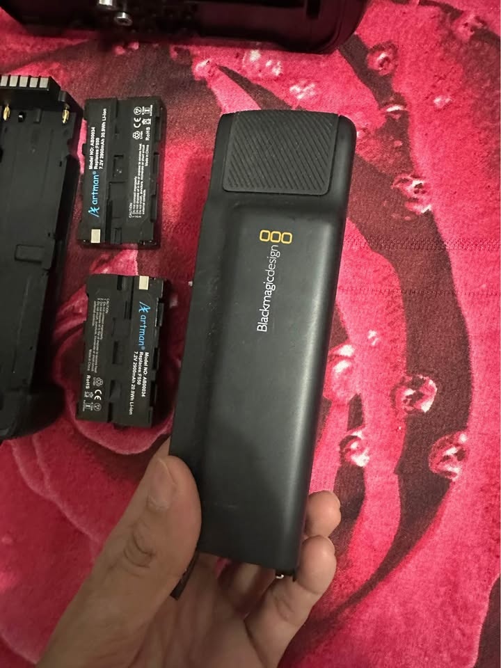 Blackmagic Cage + Battery Extension (2 Batteries Included) - photo 2