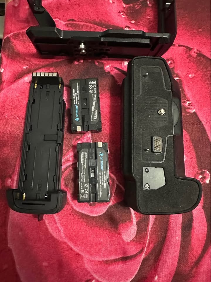 Blackmagic Cage + Battery Extension (2 Batteries Included) - photo 3