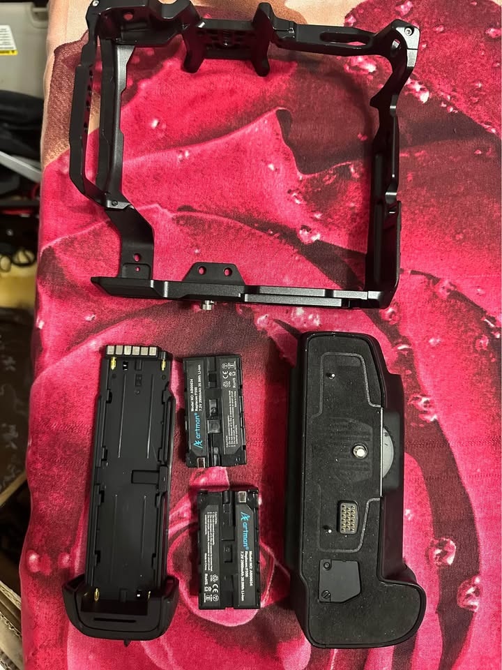 Blackmagic Cage + Battery Extension (2 Batteries Included) - photo 4