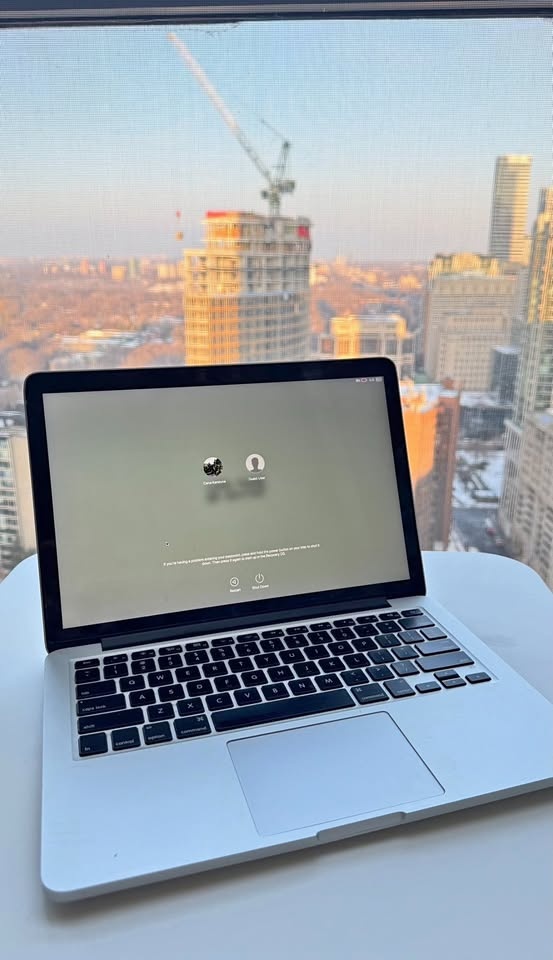 MacBook Pro 13” Retina (Early 2015) — i5 / 8GB — Charger Include