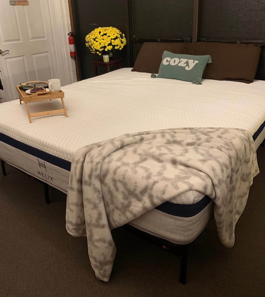 Helix Midnight California King Mattress - Like New - photo 2