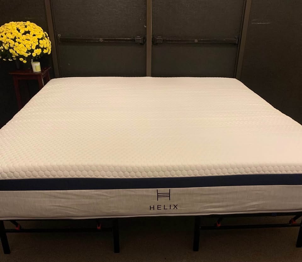 Helix Midnight California King Mattress - Like New - photo 4