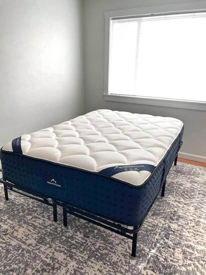 DreamCloud Queen Mattress - Like New