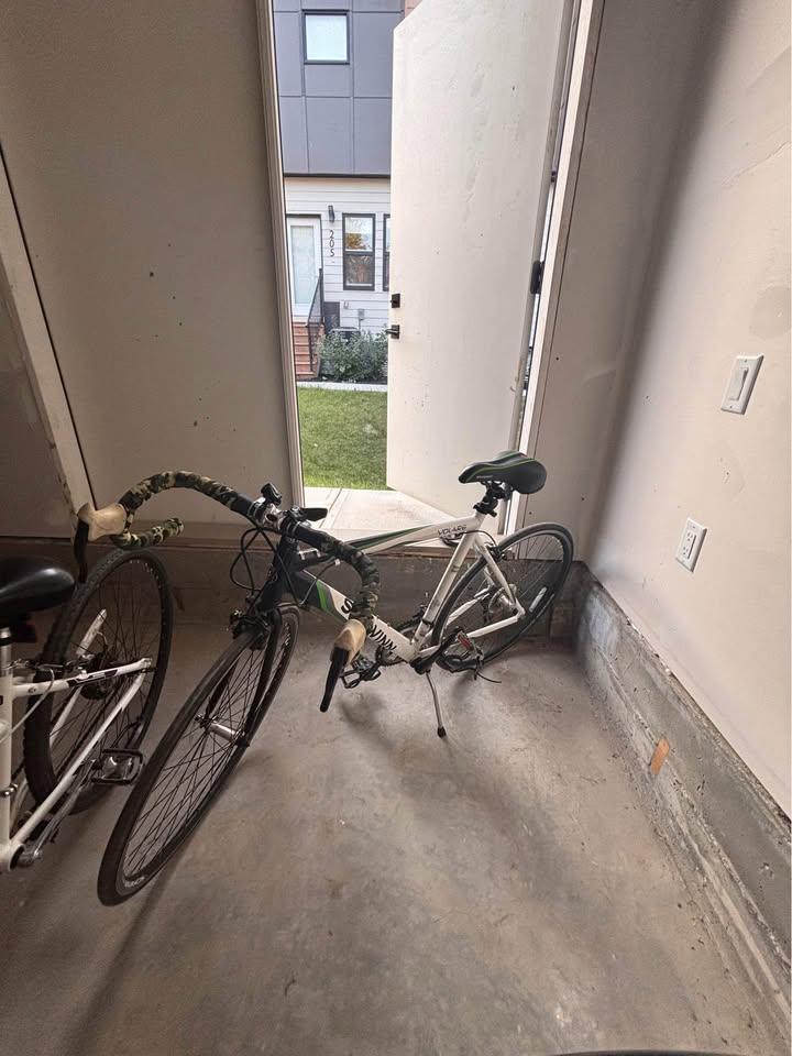 SCHWINN ROAD/COMMUTER BIKE - photo 2