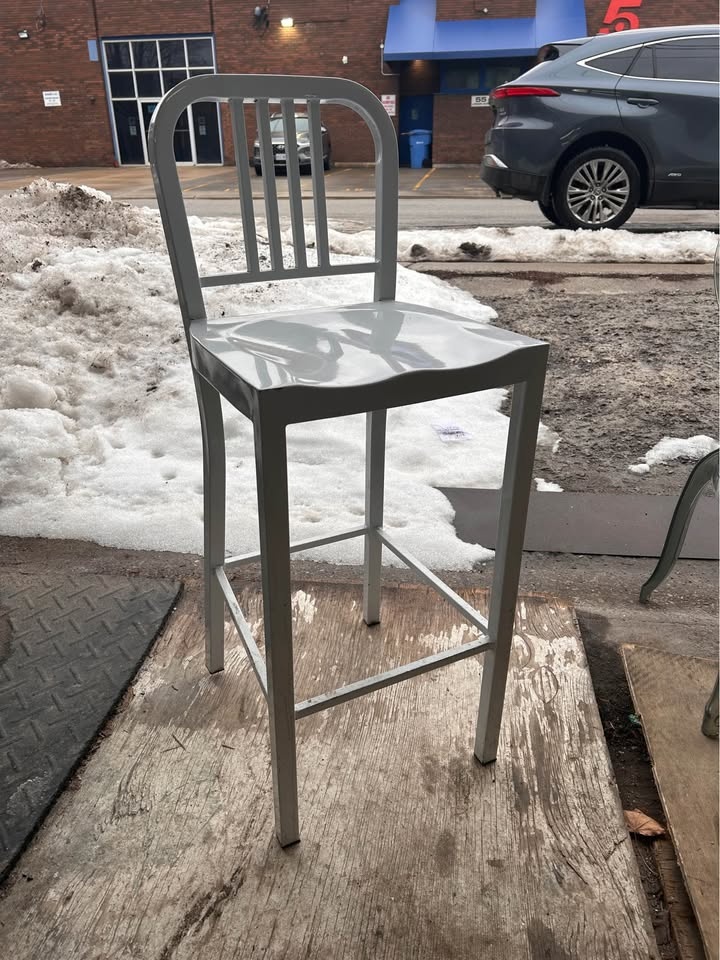 12 White Metal Bar Stools - photo 3