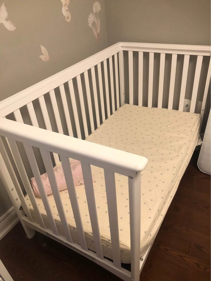 Storkcraft Hillcrest Crib. Mattress Included. - photo 2