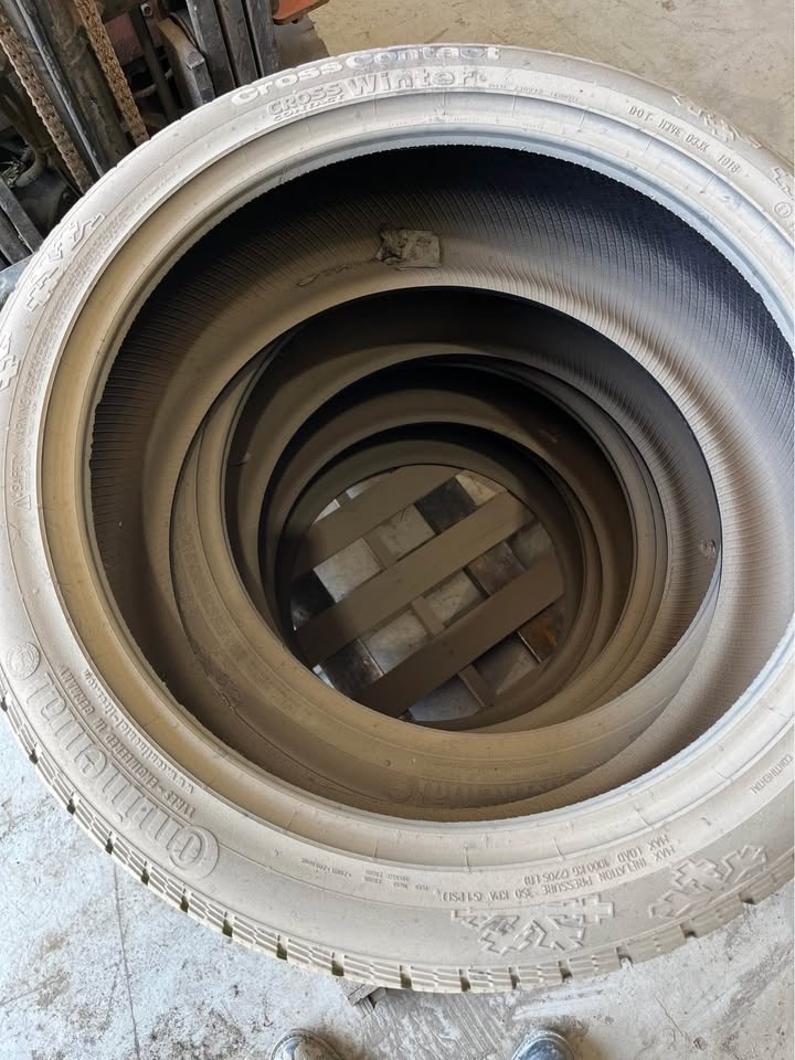 Continental CrossContact Winter Tires 275/40/R22 - photo 2