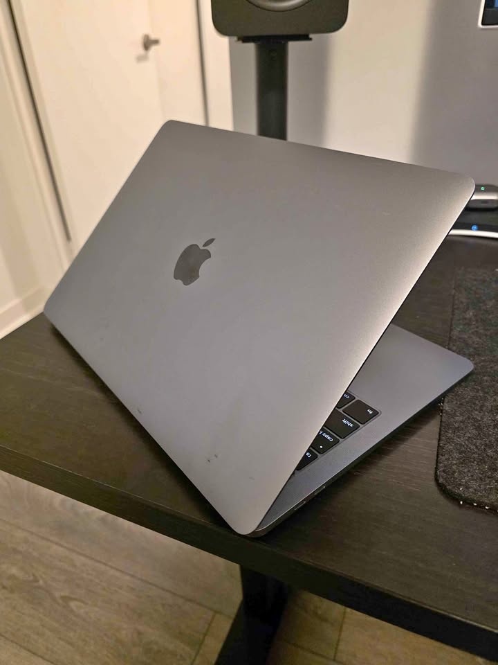 Apple MacBook Pro 13" w/ Touch Bar, i5, 8GB RAM, 256GB SSD