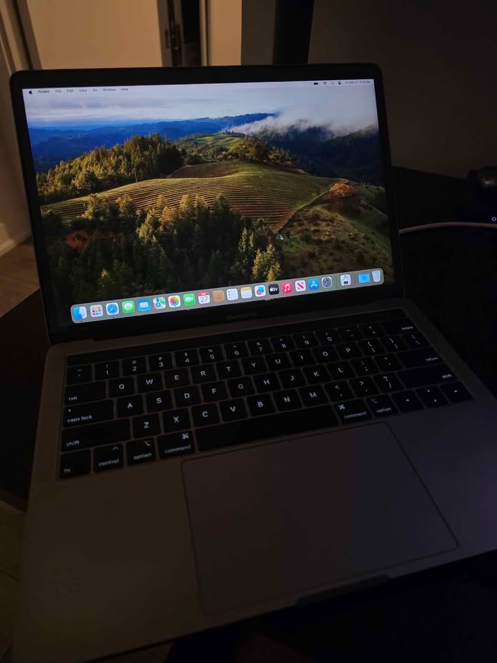 Apple MacBook Pro 13" w/ Touch Bar, i5, 8GB RAM, 256GB SSD - photo 2