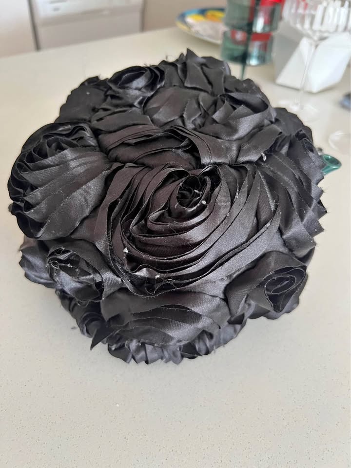 Tea cosy - roses black