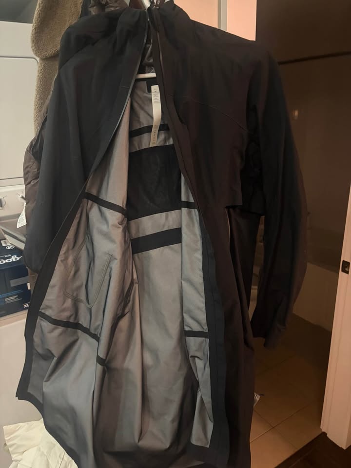 Lululemon Black Long Rain Jacket Size 12 - photo 3