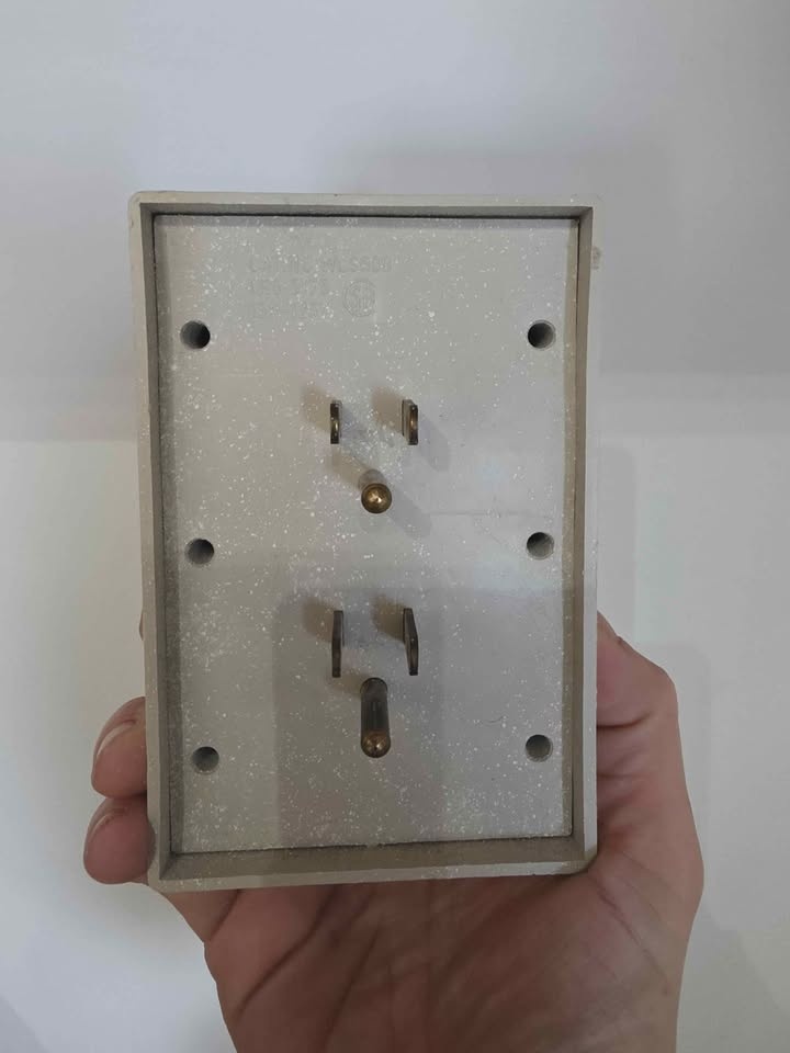 🧡 Surge Protected Multi Outlet Adaptor - photo 2