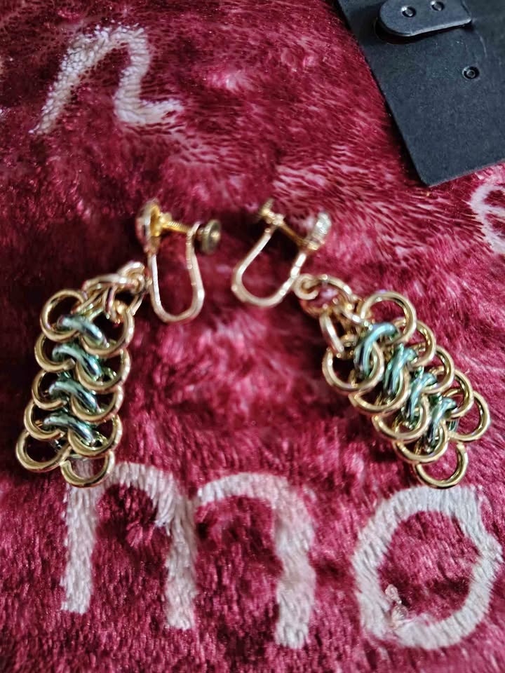 Ring Chain Earrings - Chainmail gold & blue screw back