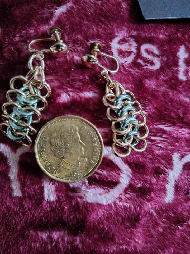 Ring Chain Earrings - Chainmail gold & blue screw back - photo 3