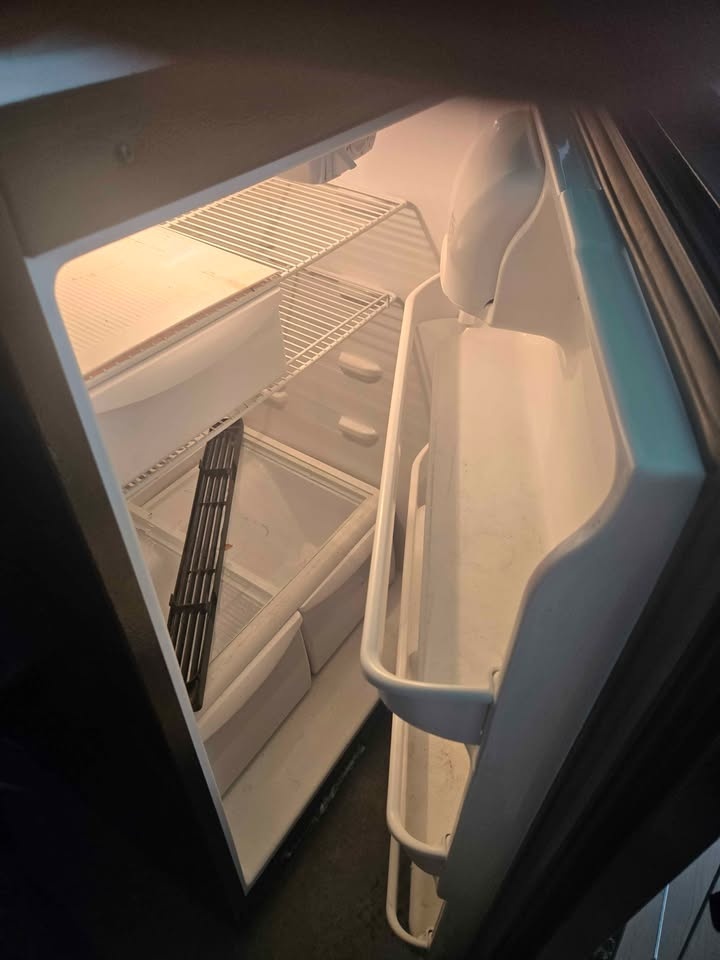 Frigidaire Fridge - Working Condition $260 - photo 2
