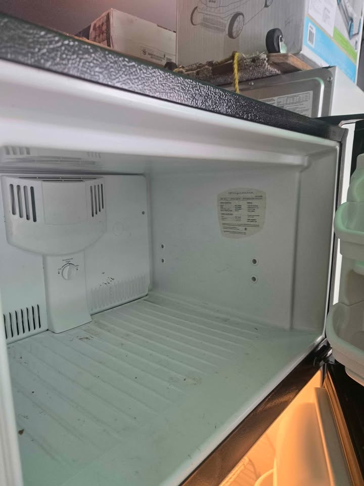Frigidaire Fridge - Working Condition $260 - photo 3