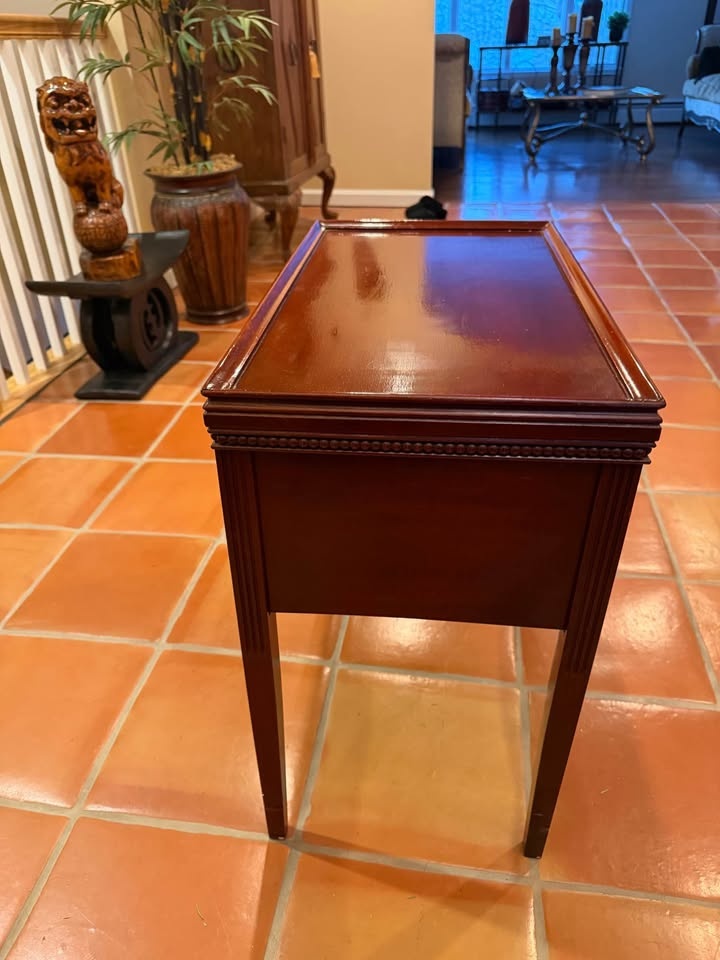 Exquisite Vintage Mahogany Wood Side Table - photo 2
