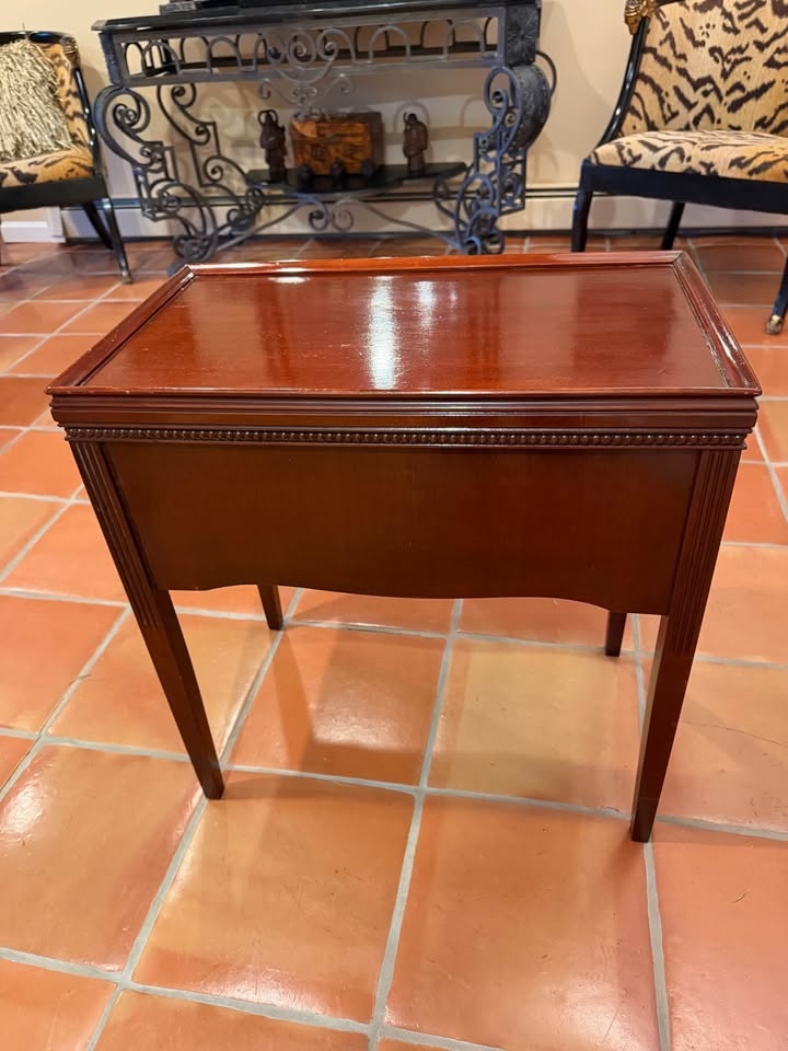 Exquisite Vintage Mahogany Wood Side Table - photo 3
