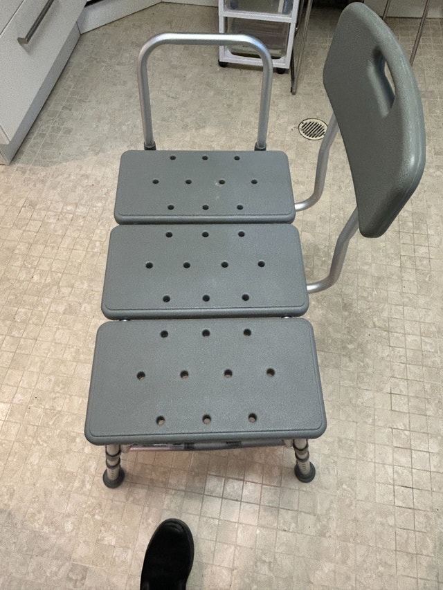 Shower Tub Transfer Chair - Like New for Seniors - photo 2