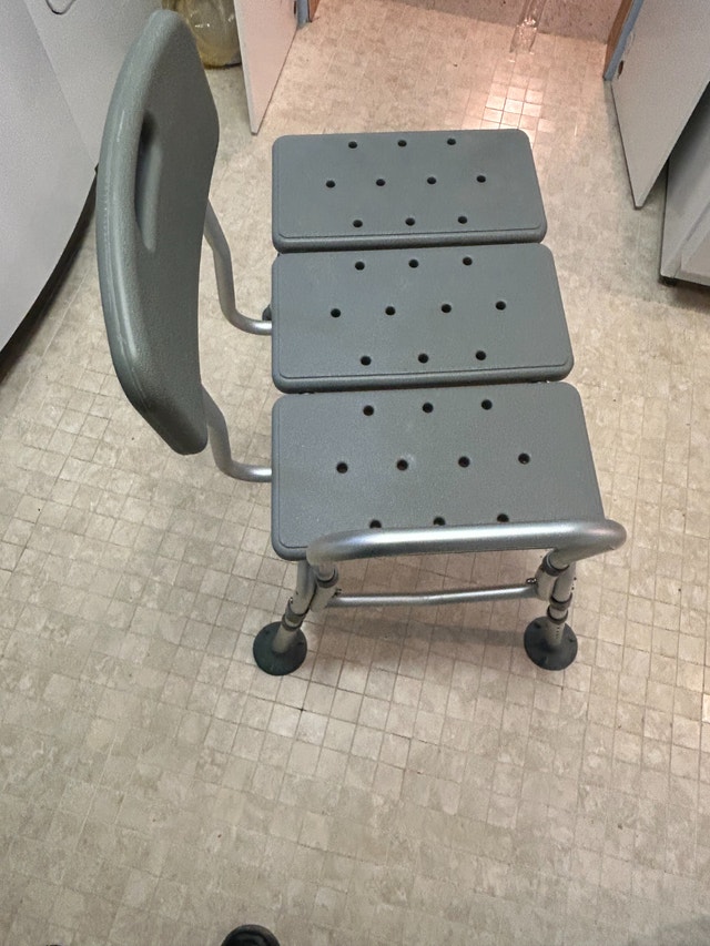 Shower Tub Transfer Chair - Like New for Seniors - photo 3