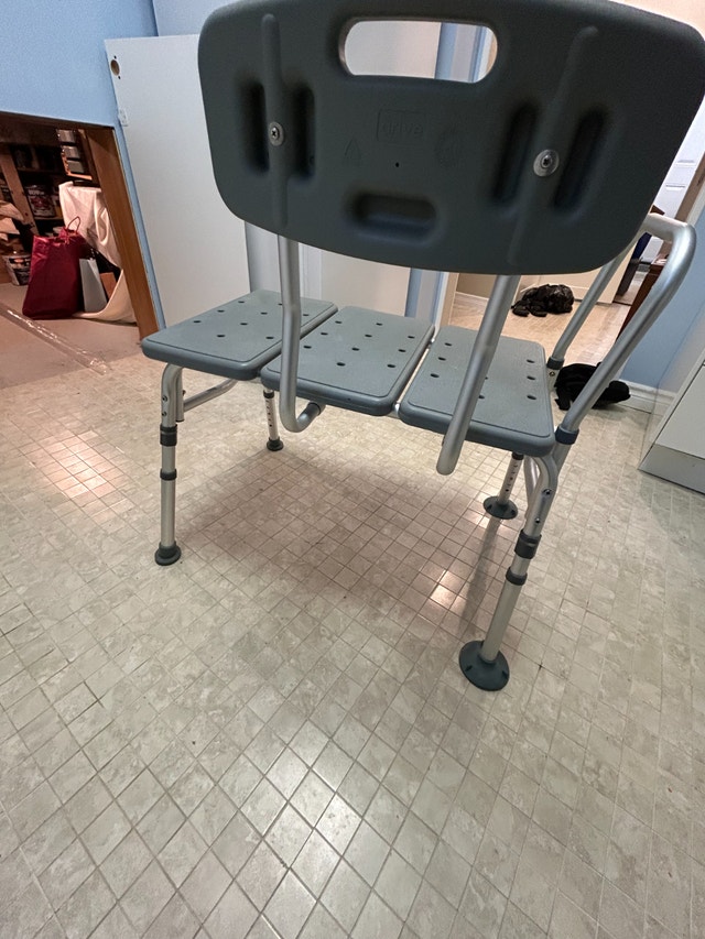 Shower Tub Transfer Chair - Like New for Seniors - photo 4