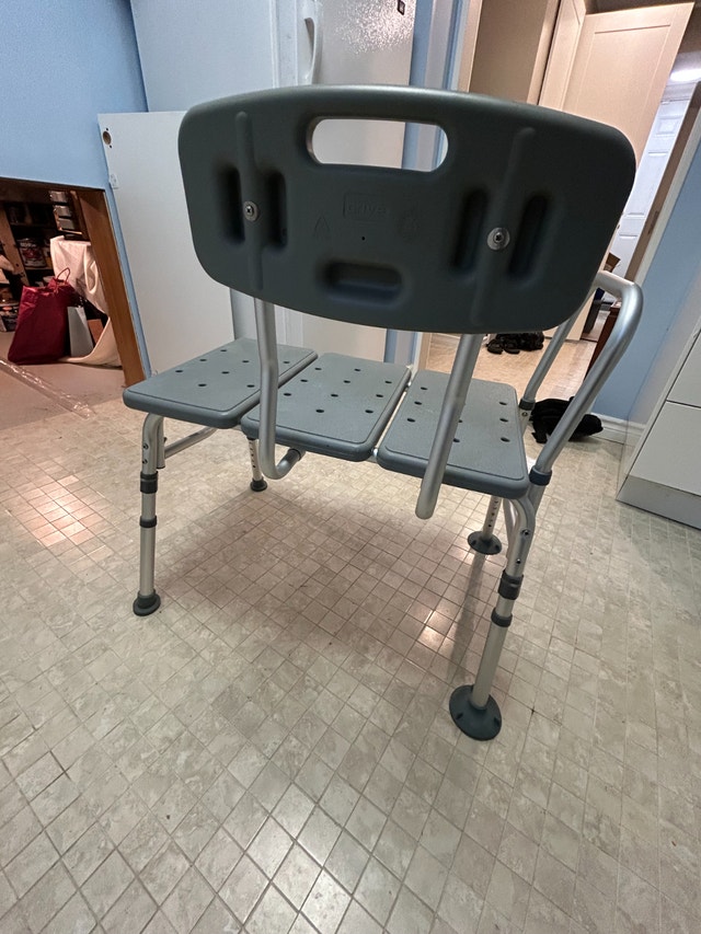 Shower Tub Transfer Chair - Like New for Seniors - photo 5