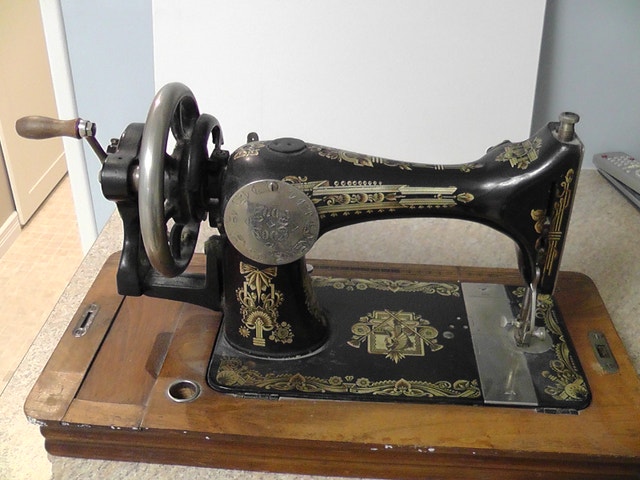 vintage sewing machine - photo 2
