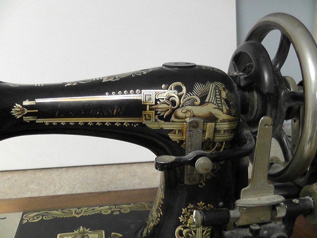 vintage sewing machine - photo 3