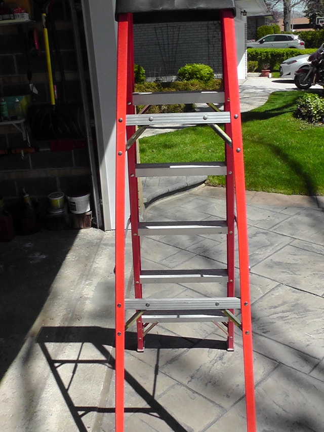 Featherlite 6-Foot Fiberglass Step Ladder - Heavy Duty - photo 2