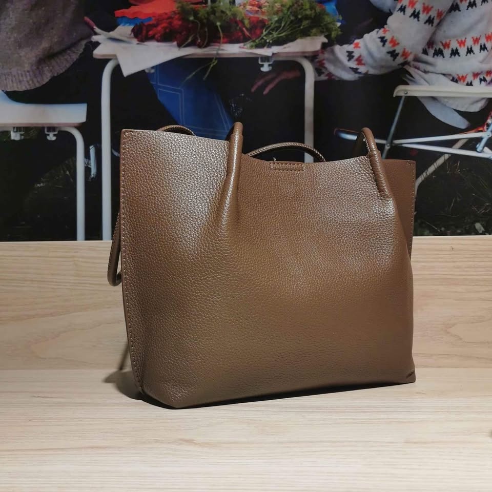 Brand New Tote Bag with Cosmetic Pouch 🎊 - photo 2
