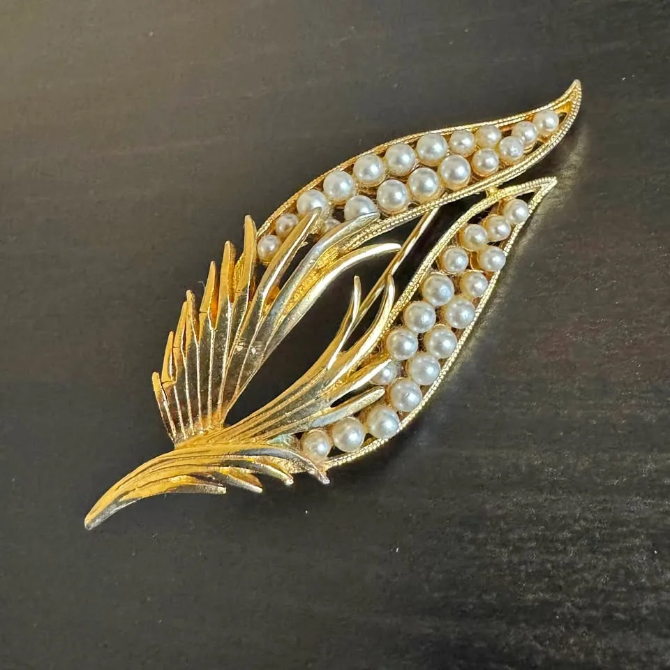 1960s Vintage Coro Brooch Gold Pearl Feather Lapel Pin thumbnail