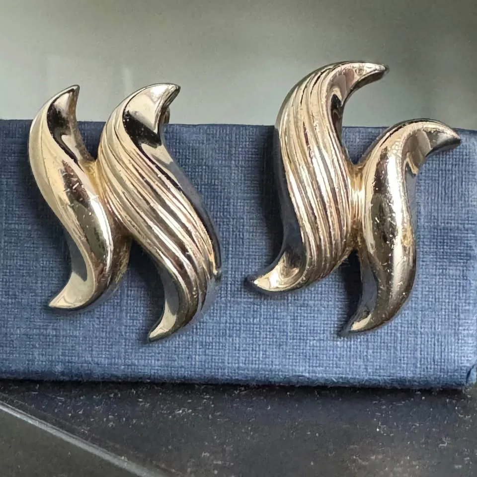 1950s Signed Coro Set Necklace + Earrings image indicator(7)