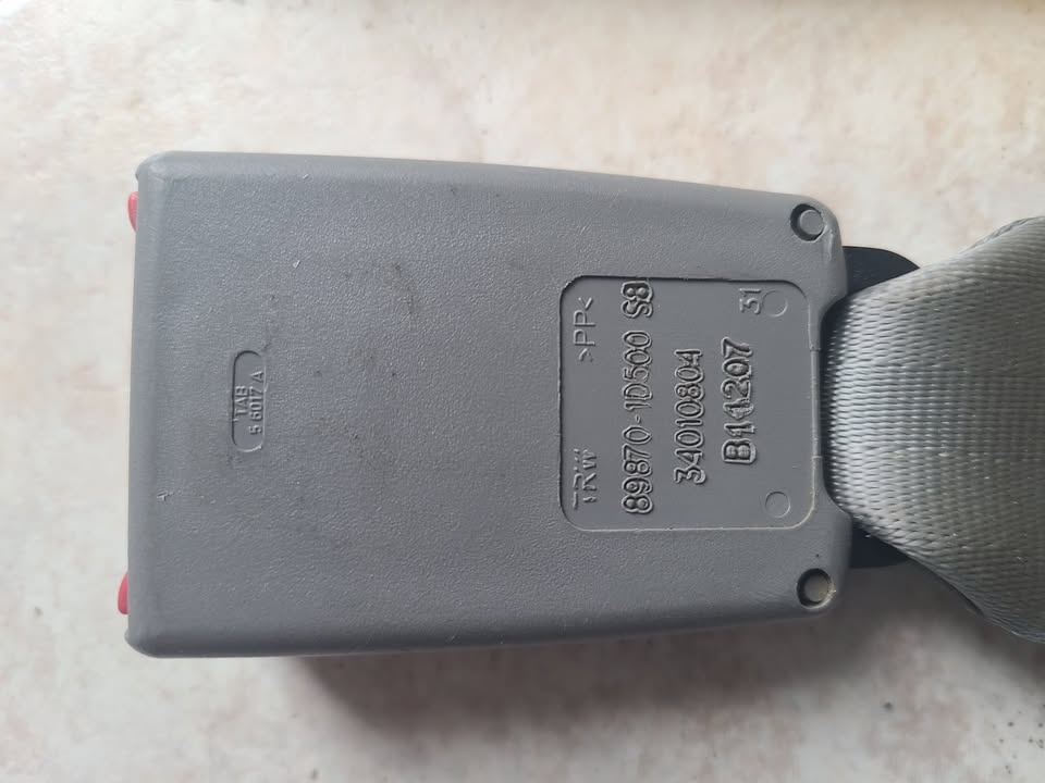 Rear Center Seat Belt Buckle - 2008 Kia Rondo - photo 3