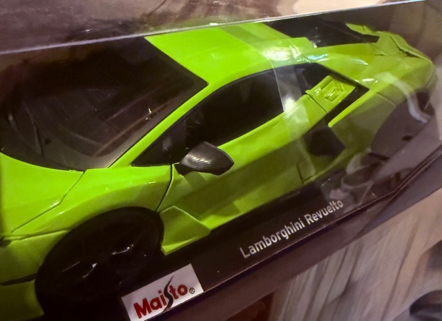1:18 Scale Lamborghini Revuelto Special Edition - photo 2